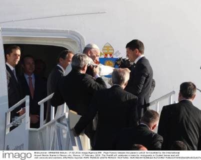 Pope Francis blesses the plane in which he travelled to the International Airport Benito Juarez in Mexico city, Mexico, 17 February 2016. The Pontiff will celebrate a mass for immigrants in Ciudad Juarez and will visit convicts and workers. EFE Mario Guzman POPE FRANCIS VISITS MEXICO !ACHTUNG: NUR REDAKTIONELLE NUTZUNG!  MEX10 20160217-635913311802326522