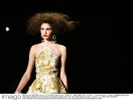 (160217) -- NEW YORK, Feb. 17, 2016 -- A model displays a creation of NAEEM KHAN 2016 Fall Winter collection during the New York Fashion Week in New York, the United States, on Feb. 17, 2016. ) U.S.-NEW YORK-FASHION WEEK-NAEEM KHAN QinxLang 