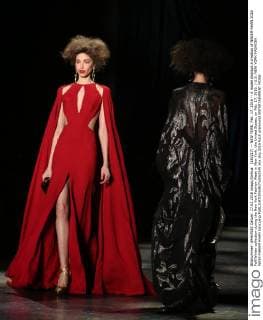 (160217) -- NEW YORK, Feb. 17, 2016 -- A model displays a creation of NAEEM KHAN 2016 Fall Winter collection during the New York Fashion Week in New York, the United States, on Feb. 17, 2016. ) U.S.-NEW YORK-FASHION WEEK-NAEEM KHAN QinxLang 