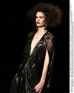 (160217) -- NEW YORK, Feb. 17, 2016 -- A model displays a creation of NAEEM KHAN 2016 Fall Winter collection during the New York Fashion Week in New York, the United States, on Feb. 17, 2016. ) U.S.-NEW YORK-FASHION WEEK-NAEEM KHAN QinxLang 