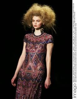 (160217) -- NEW YORK, Feb. 17, 2016 -- A model displays a creation of NAEEM KHAN 2016 Fall Winter collection during the New York Fashion Week in New York, the United States, on Feb. 17, 2016. ) U.S.-NEW YORK-FASHION WEEK-NAEEM KHAN QinxLang 
