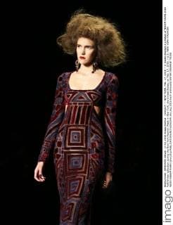 (160217) -- NEW YORK, Feb. 17, 2016 -- A model displays a creation of NAEEM KHAN 2016 Fall Winter collection during the New York Fashion Week in New York, the United States, on Feb. 17, 2016. ) U.S.-NEW YORK-FASHION WEEK-NAEEM KHAN QinxLang 