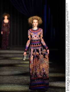 (160217) -- NEW YORK, Feb. 17, 2016 -- A model displays a creation of NAEEM KHAN 2016 Fall Winter collection during the New York Fashion Week in New York, the United States, on Feb. 17, 2016. ) U.S.-NEW YORK-FASHION WEEK-NAEEM KHAN WangxLei 