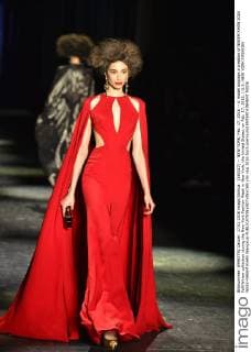 (160217) -- NEW YORK, Feb. 17, 2016 -- A model displays a creation of NAEEM KHAN 2016 Fall Winter collection during the New York Fashion Week in New York, the United States, on Feb. 17, 2016. ) U.S.-NEW YORK-FASHION WEEK-NAEEM KHAN WangxLei 