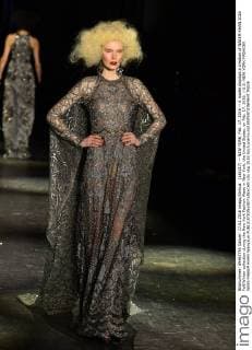 (160217) -- NEW YORK, Feb. 17, 2016 -- A model displays a creation of NAEEM KHAN 2016 Fall Winter collection during the New York Fashion Week in New York, the United States, on Feb. 17, 2016. ) U.S.-NEW YORK-FASHION WEEK-NAEEM KHAN WangxLei 