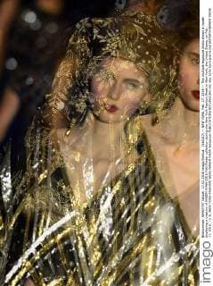 (160217) -- NEW YORK, Feb. 17, 2016 -- This multiple exposure photo shows a model displaying a creation of NAEEM KHAN 2016 Fall Winter collection during the New York Fashion Week in New York, the United States, on Feb. 17, 2016. ) U.S.-NEW YORK-FASHION WEEK-NAEEM KHAN WangxLei 