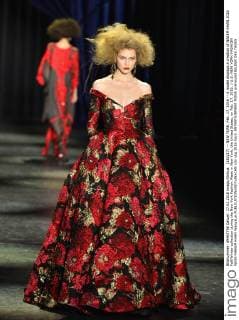 (160217) -- NEW YORK, Feb. 17, 2016 -- A model displays a creation of NAEEM KHAN 2016 Fall Winter collection during the New York Fashion Week in New York, the United States, on Feb. 17, 2016. ) U.S.-NEW YORK-FASHION WEEK-NAEEM KHAN WangxLei 