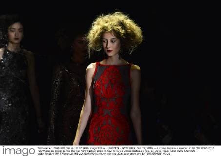 (160217) -- NEW YORK, Feb. 17, 2016 -- A model displays a creation of NAEEM KHAN 2016 Fall Winter collection during the New York Fashion Week in New York, the United States, on Feb. 17, 2016. ) U.S.-NEW YORK-FASHION WEEK-NAEEM KHAN WangxLei 