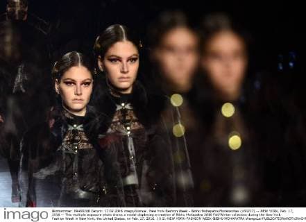 New York Fashion Week - Bibhu Mohapatra Modenschau (160217) -- NEW YORK, Feb. 17, 2016 -- This multiple exposure photo shows a model displaying a creation of Bibhu Mohapatra 2016 Fall Winter collection during the New York Fashion Week in New York, the United States, on Feb. 17, 2016. ) U.S.-NEW YORK-FASHION WEEK-BIBHU MOHAPATRA WangxLei 
