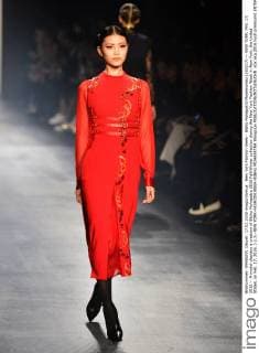 New York Fashion Week - Bibhu Mohapatra Modenschau (160217) -- NEW YORK, Feb. 17, 2016 -- A model displays a creation of Bibhu Mohapatra 2016 Fall Winter collection during the New York Fashion Week in New York, the United States, on Feb. 17, 2016. ) U.S.-NEW YORK-FASHION WEEK-BIBHU MOHAPATRA WangxLei 