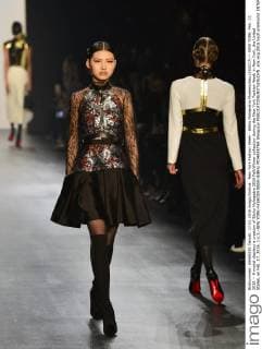 New York Fashion Week - Bibhu Mohapatra Modenschau (160217) -- NEW YORK, Feb. 17, 2016 -- A model displays a creation of Bibhu Mohapatra 2016 Fall Winter collection during the New York Fashion Week in New York, the United States, on Feb. 17, 2016. ) U.S.-NEW YORK-FASHION WEEK-BIBHU MOHAPATRA WangxLei 