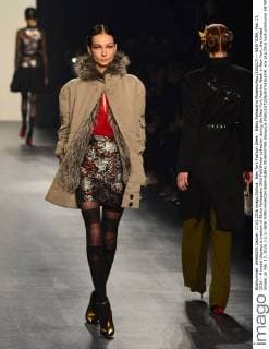 New York Fashion Week - Bibhu Mohapatra Modenschau (160217) -- NEW YORK, Feb. 17, 2016 -- A model displays a creation of Bibhu Mohapatra 2016 Fall Winter collection during the New York Fashion Week in New York, the United States, on Feb. 17, 2016. ) U.S.-NEW YORK-FASHION WEEK-BIBHU MOHAPATRA WangxLei 
