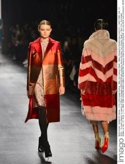 New York Fashion Week - Bibhu Mohapatra Modenschau (160217) -- NEW YORK, Feb. 17, 2016 -- A model displays a creation of Bibhu Mohapatra 2016 Fall Winter collection during the New York Fashion Week in New York, the United States, on Feb. 17, 2016. ) U.S.-NEW YORK-FASHION WEEK-BIBHU MOHAPATRA WangxLei 