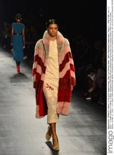 New York Fashion Week - Bibhu Mohapatra Modenschau (160217) -- NEW YORK, Feb. 17, 2016 -- A model displays a creation of Bibhu Mohapatra 2016 Fall Winter collection during the New York Fashion Week in New York, the United States, on Feb. 17, 2016. ) U.S.-NEW YORK-FASHION WEEK-BIBHU MOHAPATRA WangxLei 