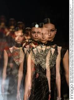 New York Fashion Week - Bibhu Mohapatra Modenschau (160217) -- NEW YORK, Feb. 17, 2016 -- This multiple exposure photo shows a model displaying a creation of Bibhu Mohapatra 2016 Fall Winter collection during the New York Fashion Week in New York, the United States, on Feb. 17, 2016. ) U.S.-NEW YORK-FASHION WEEK-BIBHU MOHAPATRA WangxLei 