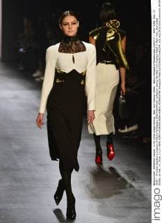 New York Fashion Week - Bibhu Mohapatra Modenschau (160217) -- NEW YORK, Feb. 17, 2016 -- A model displays a creation of Bibhu Mohapatra 2016 Fall Winter collection during the New York Fashion Week in New York, the United States, on Feb. 17, 2016. ) U.S.-NEW YORK-FASHION WEEK-BIBHU MOHAPATRA WangxLei 