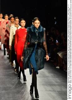 New York Fashion Week - Bibhu Mohapatra Modenschau (160217) -- NEW YORK, Feb. 17, 2016 -- A model displays a creation of Bibhu Mohapatra 2016 Fall Winter collection during the New York Fashion Week in New York, the United States, on Feb. 17, 2016. ) U.S.-NEW YORK-FASHION WEEK-BIBHU MOHAPATRA WangxLei 