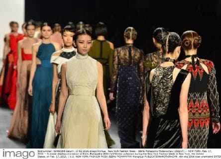New York Fashion Week - Bibhu Mohapatra Modenschau (160217) -- NEW YORK, Feb. 17, 2016 -- A model displays a creation of Bibhu Mohapatra 2016 Fall Winter collection during the New York Fashion Week in New York, the United States, on Feb. 17, 2016. ) U.S.-NEW YORK-FASHION WEEK-BIBHU MOHAPATRA WangxLei 