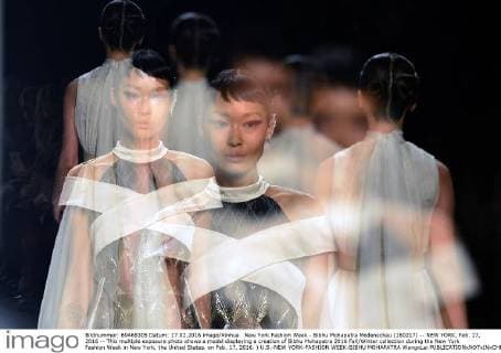 New York Fashion Week - Bibhu Mohapatra Modenschau (160217) -- NEW YORK, Feb. 17, 2016 -- This multiple exposure photo shows a model displaying a creation of Bibhu Mohapatra 2016 Fall Winter collection during the New York Fashion Week in New York, the United States, on Feb. 17, 2016. ) U.S.-NEW YORK-FASHION WEEK-BIBHU MOHAPATRA WangxLei 
