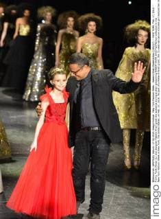 New York Fashion Week - Naeem Khan Modenschau (160217) -- NEW YORK, Feb. 17, 2016 -- Trinity Faith Moran (L) and designer Naeem Khan greet the audience during a show presenting NAEEM KHAN 2016 Fall Winter collection in the New York Fashion Week in New York, the United States, on Feb. 17, 2016. As part of a Make-A-Wish grant, the 11-year-od cancer-stricken girl realized her dream on the catwalk during the show. ) U.S.-NEW YORK-FASHION WEEK-NAEEM KHAN-MAKE A WISH WangxLei 