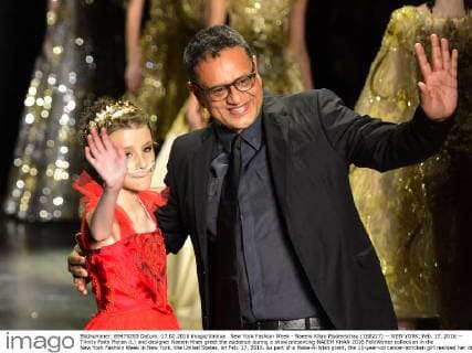 New York Fashion Week - Naeem Khan Modenschau (160217) -- NEW YORK, Feb. 17, 2016 -- Trinity Faith Moran (L) and designer Naeem Khan greet the audience during a show presenting NAEEM KHAN 2016 Fall Winter collection in the New York Fashion Week in New York, the United States, on Feb. 17, 2016. As part of a Make-A-Wish grant, the 11-year-od cancer-stricken girl realized her dream on the catwalk during the show. ) U.S.-NEW YORK-FASHION WEEK-NAEEM KHAN-MAKE A WISH WangxLei 