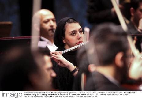 (160219) -- TEHRAN, Feb. 19, 2016 -- Members of Iran s National Orchestra perform at a concert during the 31st Fadjr International Music Festival in Tehran, Iran, on Feb. 18, 2016. ) IRAN-TEHRAN-MUSIC FESTIVAL-NATIONAL ORCHESTRA AhmadxHalabisaz 