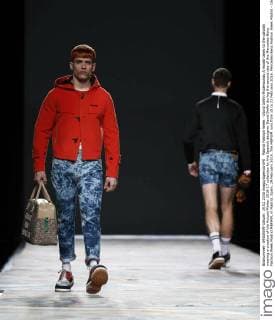 Madrid Fashion Week - David Delfin Modenschau A model takes to the catwalk wearing a creation of the Autum Winter 2016-17 collection by the Spanish designer David Delfin during the second day of the Mercedes-Benz Fashion Week Madrid MBFWM, in Madrid, Spain, 29 February 2015. The MBFWM runs from 18 to 23 February 2016. Mercedes-Benz Fashion Week Madrid - David Delfin !ACHTUNG: NUR REDAKTIONELLE NUTZUNG!  GRA056 20160219-635914809962440219