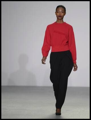 London Fashion Week - J. JS Lee Modenschau . 19 02 2016. London, United Kingdom. London Fashion Week Autumn Winter 2016. J. JS Lee collection at the opening show of London Fashion Week.  xAndrewxParsonsx xi-Imagesx IIM-12001-0010