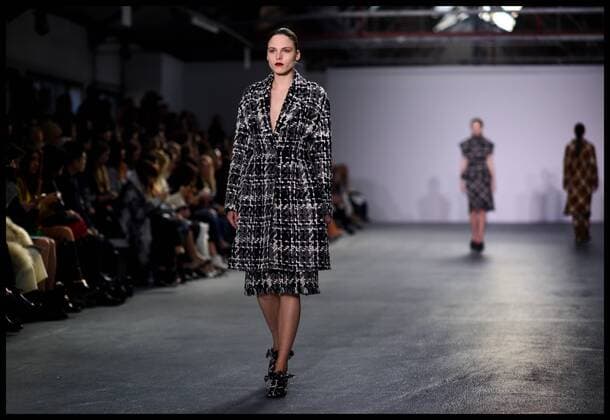London Fashion Week - J. JS Lee Modenschau . 19 02 2016. London, United Kingdom. London Fashion Week Autumn Winter 2016. J. JS Lee collection at the opening show of London Fashion Week.  xAndrewxParsonsx xi-Imagesx IIM-12001-0035