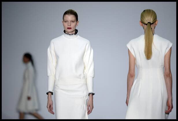 London Fashion Week - J. JS Lee Modenschau . 19 02 2016. London, United Kingdom. London Fashion Week Autumn Winter 2016. J. JS Lee collection at the opening show of London Fashion Week.  xAndrewxParsonsx xi-Imagesx IIM-12001-0029