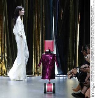 Madrid Fashion Week - Agatha Ruiz de la Prada Modenschau A robot takes to the catwalk wearing a creation of the Autumn Winter 2016-17 collection by the Spanish designer Agatha Ruiz de la Prada during the second day of the Mercedes-Benz Fashion Week Madrid MBFWM, in Madrid, Spain, 19 February 2015. The MBFWM runs from 18 to 23 February 2016. Mercedes-Benz Fashion Week Madrid - Agatha Ruiz de la Prada !ACHTUNG: NUR REDAKTIONELLE NUTZUNG!  GRA146 20160219-635914876398607097