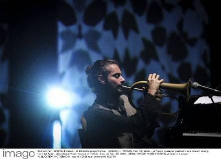 (160220) -- TEHRAN, Feb. 18, 2016 -- A French musician performs at a concert during the 31st Fadjr International Music Festival in Tehran, Iran, on Feb. 18, 2016. ) IRAN-TEHRAN-MUSIC FESTIVAL AhmadxHalabisaz 