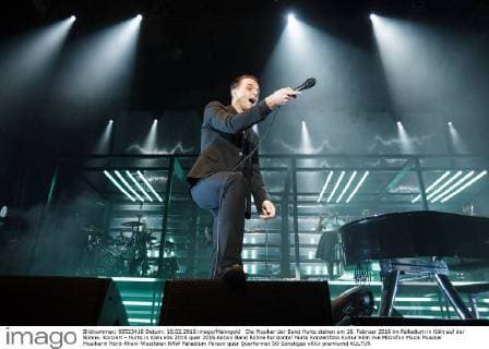 Die Musiker der Band Hurts stehen am 16. Februar 2016 im Palladium in Köln auf der Bühne. Konzert - Hurts in Köln