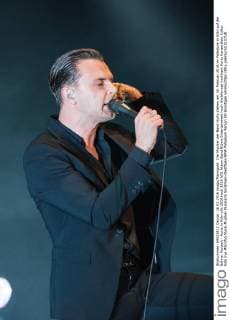 Die Musiker der Band Hurts stehen am 16. Februar 2016 im Palladium in Köln auf der Bühne. Konzert - Hurts in Köln