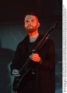 Die Musiker der Band Hurts stehen am 16. Februar 2016 im Palladium in Köln auf der Bühne. Konzert - Hurts in Köln
