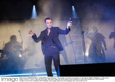 Die Musiker der Band Hurts stehen am 16. Februar 2016 im Palladium in Köln auf der Bühne. Konzert - Hurts in Köln