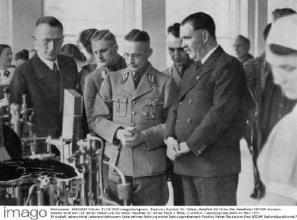 IMAGO History, Zweiter Weltkrieg: 1939 - 1945 Feature Symbol: Dr. Oetker, Bielefeld 02 16 teu Der Bielefelder OETKER-Konzern besteht 2016 seit 125 Jahren Oetker und die Nazis: Gauleiter Dr. Alfred Meyer ( Mitte, in Uniform ) besichtigt das Werk im März 1937. Wirtschaft Lebensmittel Lebensmittelkonzern Unternehmen Nahrungsmittel Nahrungsmittelwerk Pudding Pulver Backpulver Nazi NSDAP Nationalsozialismus Partei Politiker Politik historisch sw quer