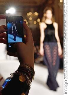 London Fashion Week - Paul Costello Modenschau Feb. 19, 2016 - London, London, UK - Guest take a photo of a model on the catwalk with their camera phone at the PAUL COSTELLO Autumn Winter 2016 presentation. Models, buyers, celebrities and the stylish descend upon London Fashion Week for the Autumn Winters 2016 clothes collection shows. London, UK. London UK  - ZUMAl94_
