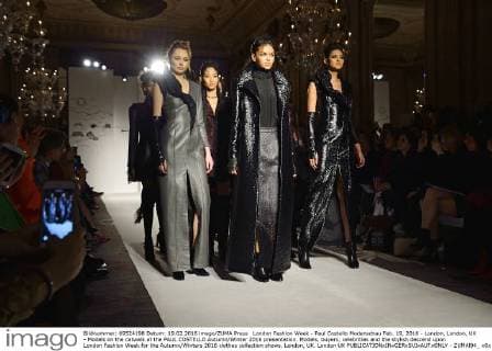 London Fashion Week - Paul Costello Modenschau Feb. 19, 2016 - London, London, UK - Models on the catwalk at the PAUL COSTELLO Autumn Winter 2016 presentation. Models, buyers, celebrities and the stylish descend upon London Fashion Week for the Autumn Winters 2016 clothes collection shows. London, UK. London UK  - ZUMAl94_