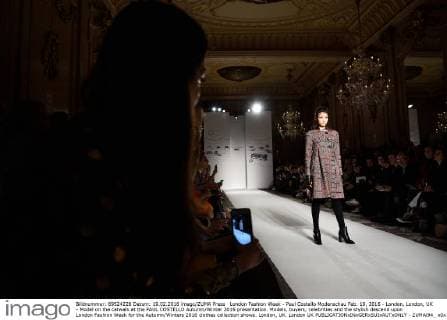 London Fashion Week - Paul Costello Modenschau Feb. 19, 2016 - London, London, UK - Model on the catwalk at the PAUL COSTELLO Autumn Winter 2016 presentation. Models, buyers, celebrities and the stylish descend upon London Fashion Week for the Autumn Winters 2016 clothes collection shows. London, UK. London UK  - ZUMAl94_
