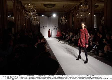 London Fashion Week - Paul Costello Modenschau Feb. 19, 2016 - London, London, UK - Models on the catwalk at the PAUL COSTELLO Autumn Winter 2016 presentation. Models, buyers, celebrities and the stylish descend upon London Fashion Week for the Autumn Winters 2016 clothes collection shows. London, UK. London UK  - ZUMAl94_