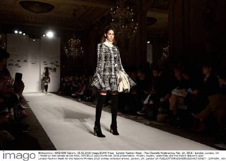 London Fashion Week - Paul Costello Modenschau Feb. 19, 2016 - London, London, UK - Model on the catwalk at the PAUL COSTELLO Autumn Winter 2016 presentation. Models, buyers, celebrities and the stylish descend upon London Fashion Week for the Autumn Winters 2016 clothes collection shows. London, UK. London UK  - ZUMAl94_