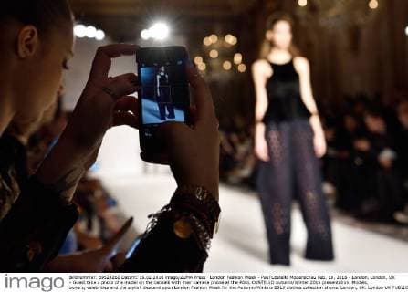 London Fashion Week - Paul Costello Modenschau Feb. 19, 2016 - London, London, UK - Guest take a photo of a model on the catwalk with their camera phone at the PAUL COSTELLO Autumn Winter 2016 presentation. Models, buyers, celebrities and the stylish descend upon London Fashion Week for the Autumn Winters 2016 clothes collection shows. London, UK. London UK  - ZUMAl94_