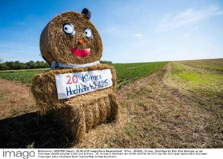Erfurt , 260815 , Kirmes , Strohfigur Im Bild: Eine Strohiger an der Eisennagel Straße zwischen Erfurt und Schmira , 20. Kirmes in Hochheim am 04.09.2015-06.09.2015