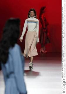 Madrid Fashion Week - Moises Nieto Modenschau A model takes to the catwalk wearing a creation of the Autumn Winter 2016-17 collection by Spanish designer Moises Nieto, during the third day of the Mercedes-Benz Fashion Week Madrid, at Ifema exhibition site in Madrid, Spain, 20 February 2016. MBFWM runs from 18 until 23 February 2016. Mercedes-Benz Fashion Week Madrid !ACHTUNG: NUR REDAKTIONELLE NUTZUNG!  GRA362 20160220-635915689440465588