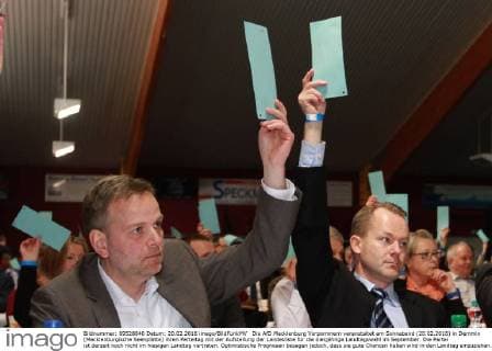 Die AfD Mecklenburg Vorpommern veranstaltet am Sonnabend (20.02.2016) in Demmin (Mecklenburgische Seenplatte) ihren Parteitag mit der Aufstellung der Landesliste für die diesjährige Landtagswahl im September. Die Partei ist derzeit noch nicht im hiesigen Landtag vertreten. Optimistische Prognosen besagen jedoch, dass sie gute Chancen haben wird in den Landtag einzuziehen. Einen Grund dafür sehen Analysten in ihrer aktuellen Asylpolitik die sich klar von der gegenwärtigen Regierung abgrenzt. Im Bild die beiden Landessprecher Leif Erik Holm (li.) und Matthias Manthei