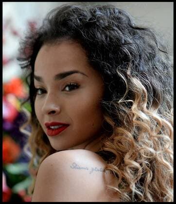 . 20 02 2016. London, United Kingdom. Julien Macdonald show at London Fashion Week A W 2016-Day Two. Ella Eyre arrives for Julien Macdonald s collection on day 2 of London Fashion Week.  xAndrewxParsonsx xi-Imagesx IIM-12012-0061