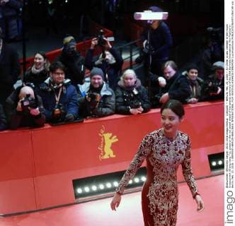 (160220) -- BERLIN, Feb. 20, 2016 -- Xin Zhilei, a cast member of the movie Crosscurrent (Chang Jiang Tu), poses on the red carpet ahead of the awards ceremony of the 66th Berlinale International Film Festival in Berlin, Feb. 20, 2016. ) GERMANY-BERLIN-BERLINALE INTERNATIONAL FILM FESTIVAL-AWARDS CEREMONY LuoxHuanhuan 
