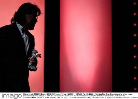 (160220) -- BERLIN, Feb. 20, 2016 -- Mark Lee Ping-Bing, Cinematographer of the movie Crosscurrent (Chang Jiang Tu), holds the Silver Bear for Outstanding Artistic Contribution during the awards ceremony of the 66th Berlinale International Film Festival in Berlin, Germany, Feb. 20, 2016. ) GERMANY-BERLIN-BERLINALE INTERNATIONAL FILM FESTIVAL-AWARDS CEREMONY-MARK LEE ZhangxFan 