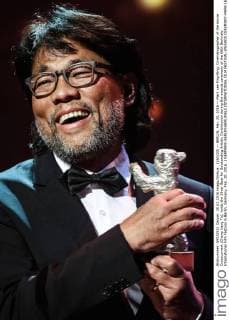 (160220) -- BERLIN, Feb. 20, 2016 -- Mark Lee Ping-Bing, Cinematographer of the movie Crosscurrent (Chang Jiang Tu), holds the Silver Bear for Outstanding Artistic Contribution during the awards ceremony of the 66th Berlinale International Film Festival in Berlin, Germany, Feb. 20, 2016. ) GERMANY-BERLIN-BERLINALE INTERNATIONAL FILM FESTIVAL-AWARDS CEREMONY-MARK LEE ZhangxFan 